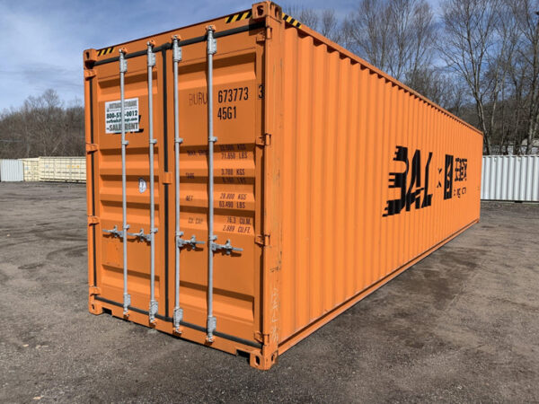 Neuer gut sichtbarer orangefarbener 40′ High Cube „One Trip“-Lagercontainer.